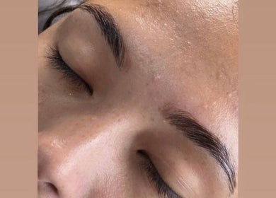 Ceja recién estilizada en Enid_studio, Quebradillas, PR, mostrando definición y forma impecable.