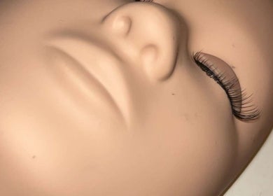 Prótesis de pestañas en Enid_studio, Quebradillas, Quebradillas, PR ofrece realismo y precisión.