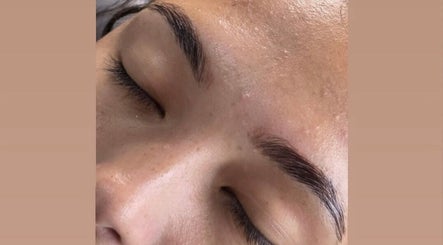Primer plano de cejas arregladas en Enid Studio, Quebradillas, Quebradillas, PR.