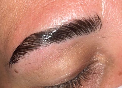 Diseño de cejas impecable en Enid Studio, Quebradillas, Quebradillas, PR.