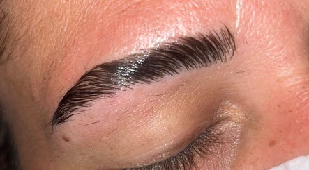 Diseño de cejas impecable en Enid Studio, Quebradillas, Quebradillas, PR.