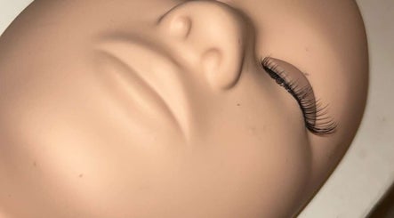 Maniquí con pestañas postizas en Enid Studio, Quebradillas, Quebradillas, PR.