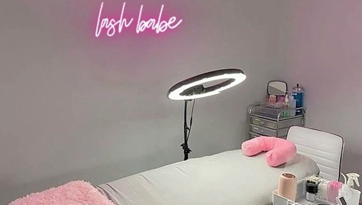 Área de tratamiento en Enid Studio, Quebradillas, PR, con decoración rosa y luz LED.