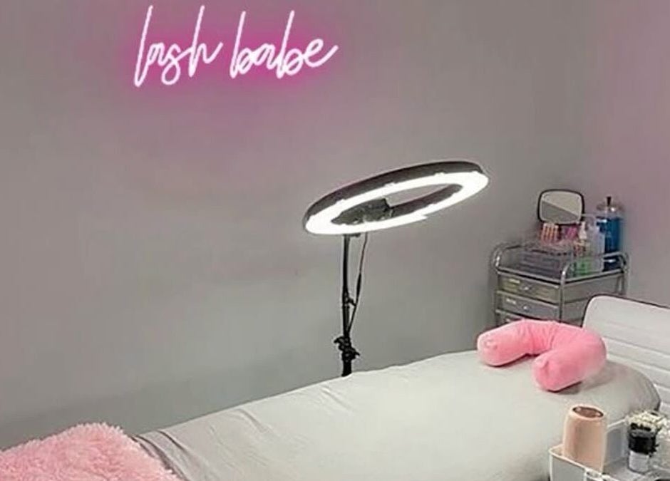 Área de tratamiento en Enid Studio, Quebradillas, PR, con decoración rosa y luz LED.