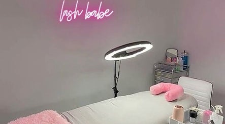 Área de tratamiento en Enid Studio, Quebradillas, PR, con decoración rosa y luz LED.