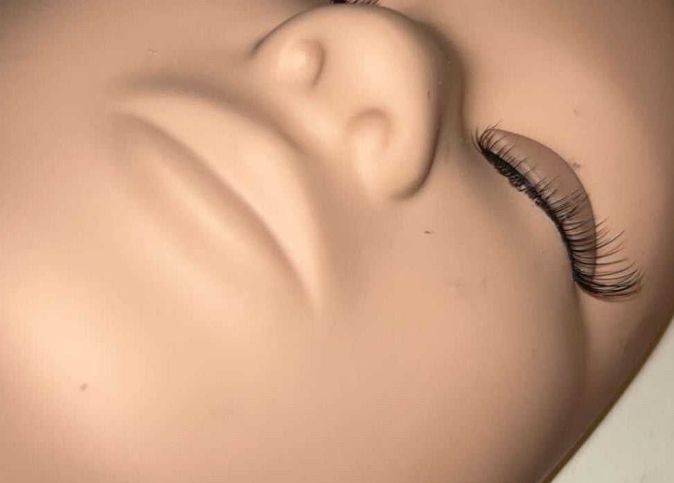 Maniquí con pestañas postizas en Enid Studio, Quebradillas, Quebradillas, PR.