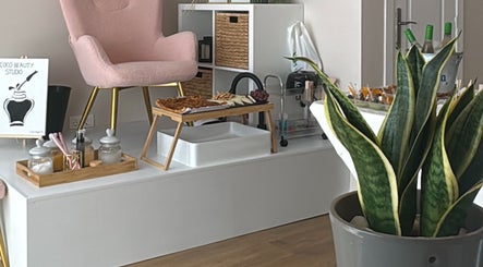 Espacio acogedor en Cocó Beauty Studio, Córdoba, Andalucía, ES: silla rosa y detalles decorativos.