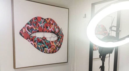 Kleurrijke lippenkunst bij Boochique, Almere, Flevoland, NL weerspiegeld in een salonspiegel met ringlicht.