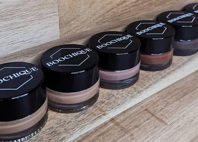 Boochique make-up potjes op een houten plank in Almere, Flevoland, NL. Diverse tinten voor jouw schoonheid.