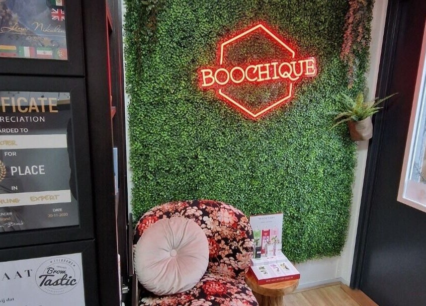 Gezellige hoek met Boochique's groene muur en moderne stoel in Almere, Flevoland, NL.