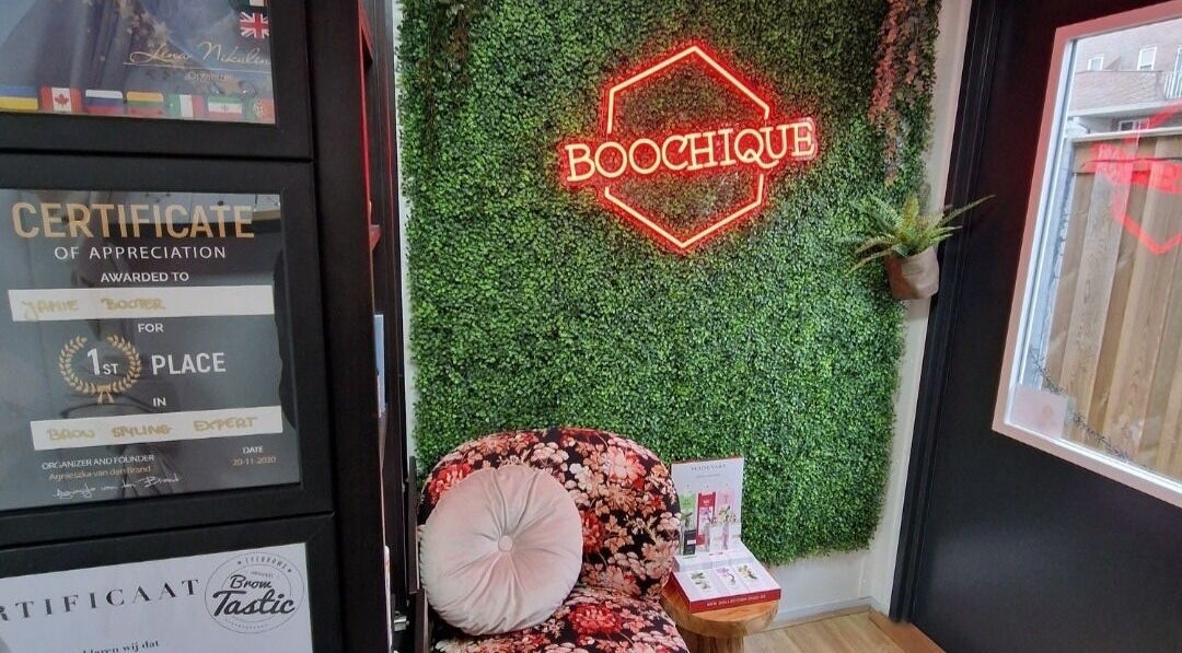 Gezellige hoek met Boochique's groene muur en moderne stoel in Almere, Flevoland, NL.