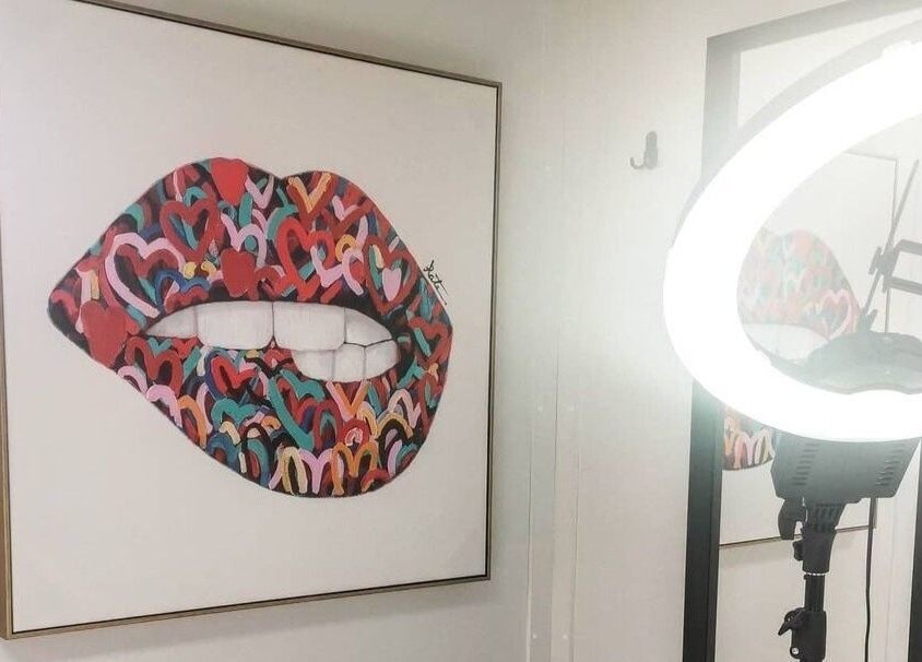 Kleurrijk lippenkunstwerk in Boochique, Almere, Flevoland, NL met spiegel en ringlicht.