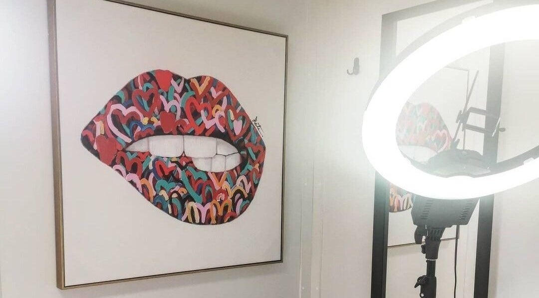 Kleurrijk lippenkunstwerk in Boochique, Almere, Flevoland, NL met spiegel en ringlicht.