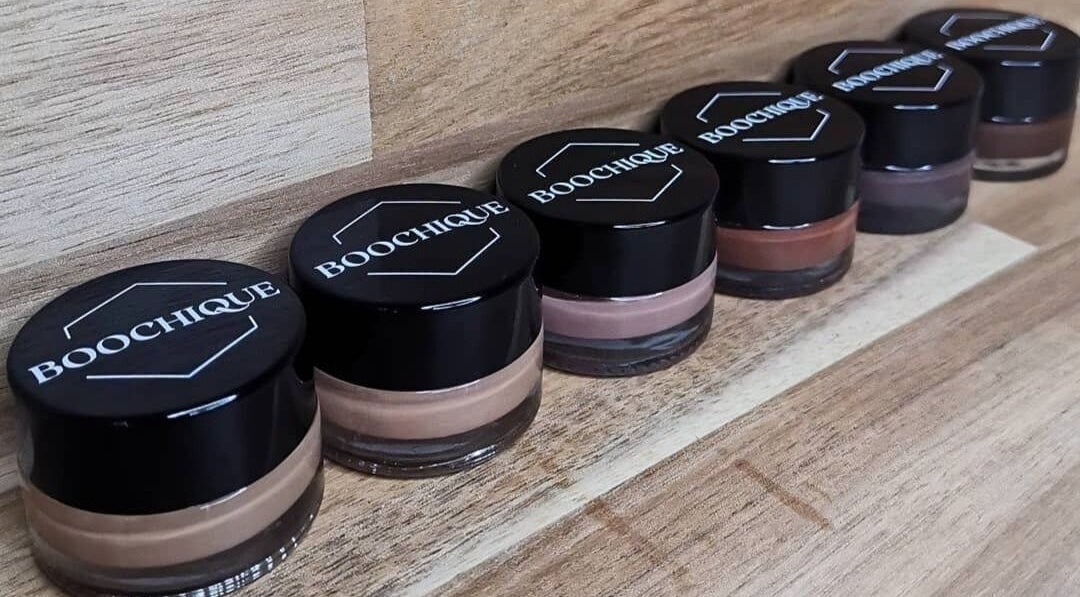 Boochique's make-up potjes op houten plank in Almere, Flevoland, NL