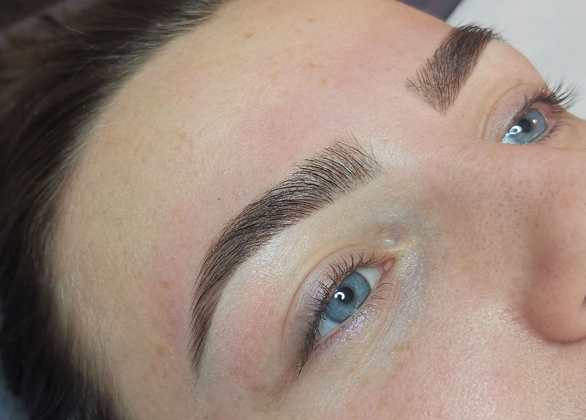 Perfect gestylde wenkbrauwen bij Boochique in Almere, Flevoland, NL.