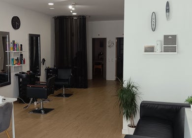 Інтер'єр салону Polina Hair Pt у Faro, Faro, PT з сучасними кріслами і стильним декором.