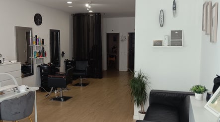 Інтер'єр салону Polina Hair Pt у Faro, Faro, PT з сучасними кріслами і стильним декором.