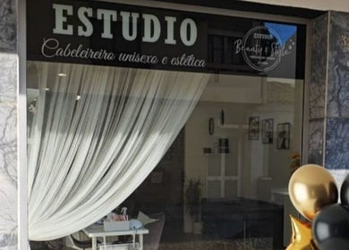 Фасад Polina Hair Pt у Фаро, Фаро, PT з декором із чорних і золотих куль.