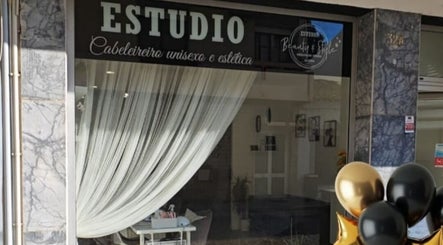 Фасад Polina Hair Pt у Фаро, Фаро, PT з декором із чорних і золотих куль.