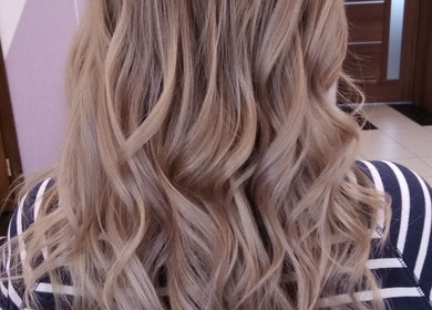 Стильні локони у Polina Hair Pt у місті Фару, Фару, ПТ. Блондинка з красивим укладанням.