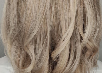 Елегантна блондинка зі стильними локонами в Polina Hair Pt, Faro, Faro, PT.