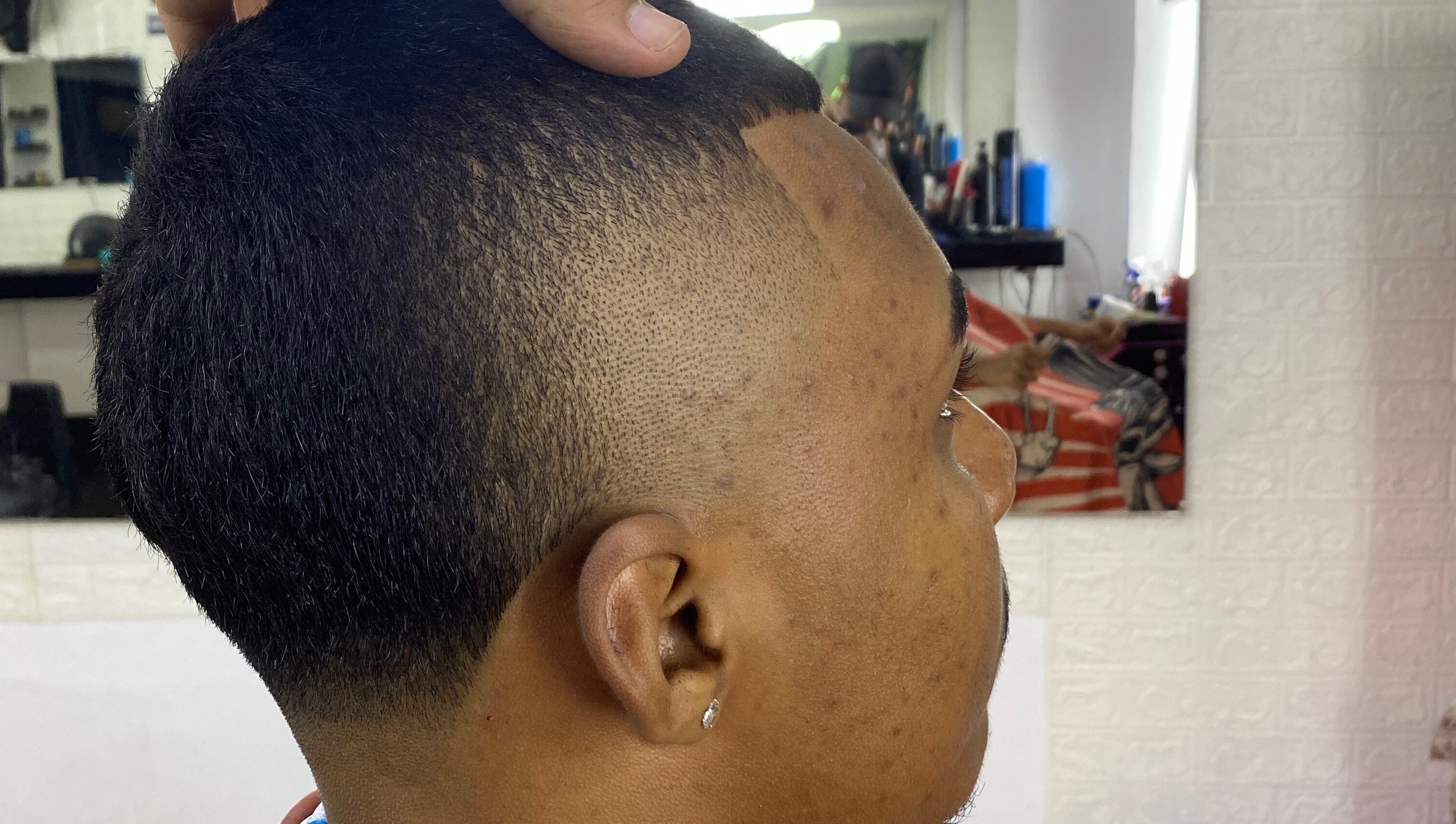 Corte de cabello en Alexander barber, Valle Del Cauca, CO. Destaca precisión y estilo profesional.