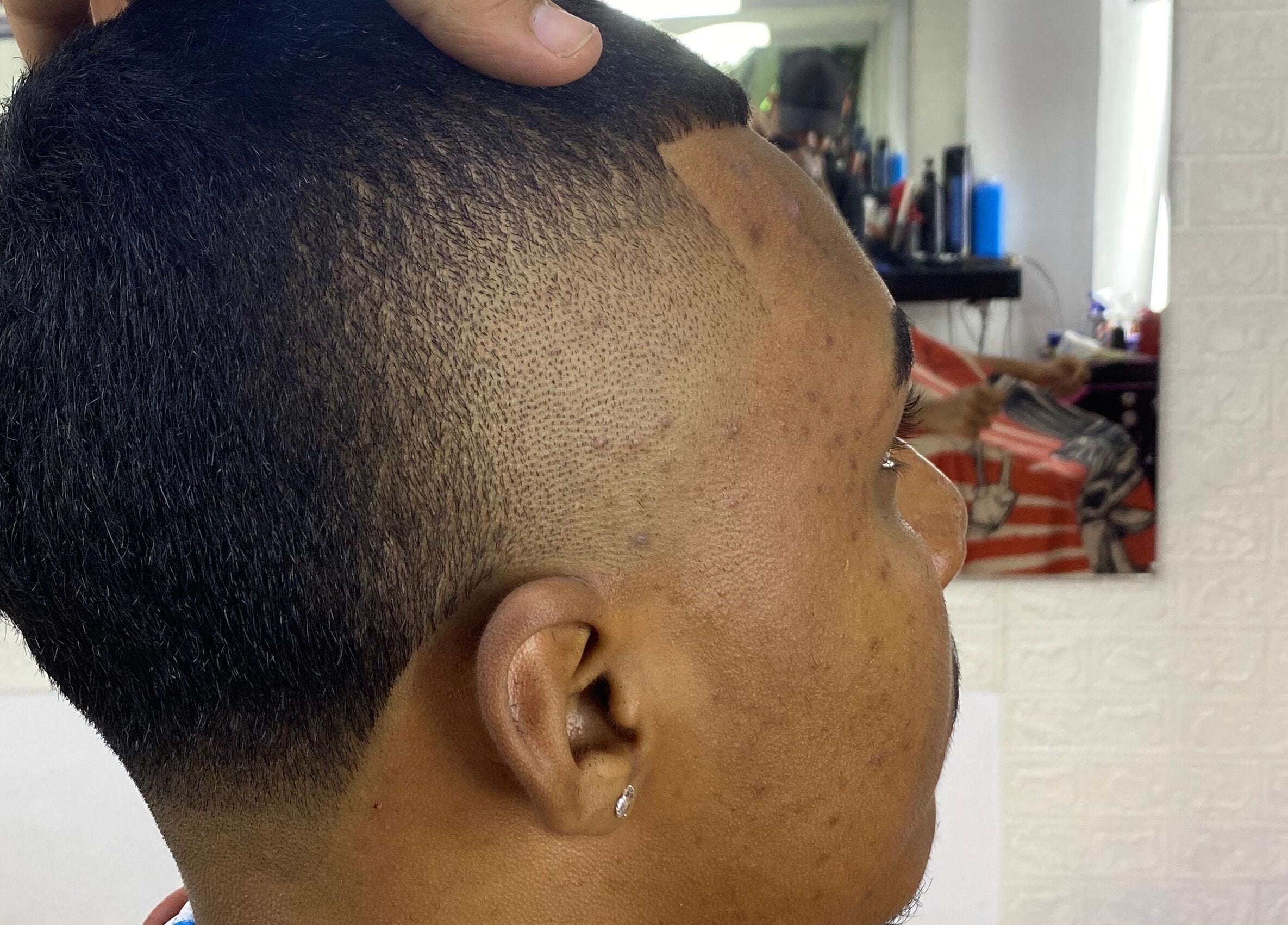 Corte de cabello en Alexander barber, Valle Del Cauca, CO. Destaca precisión y estilo profesional.