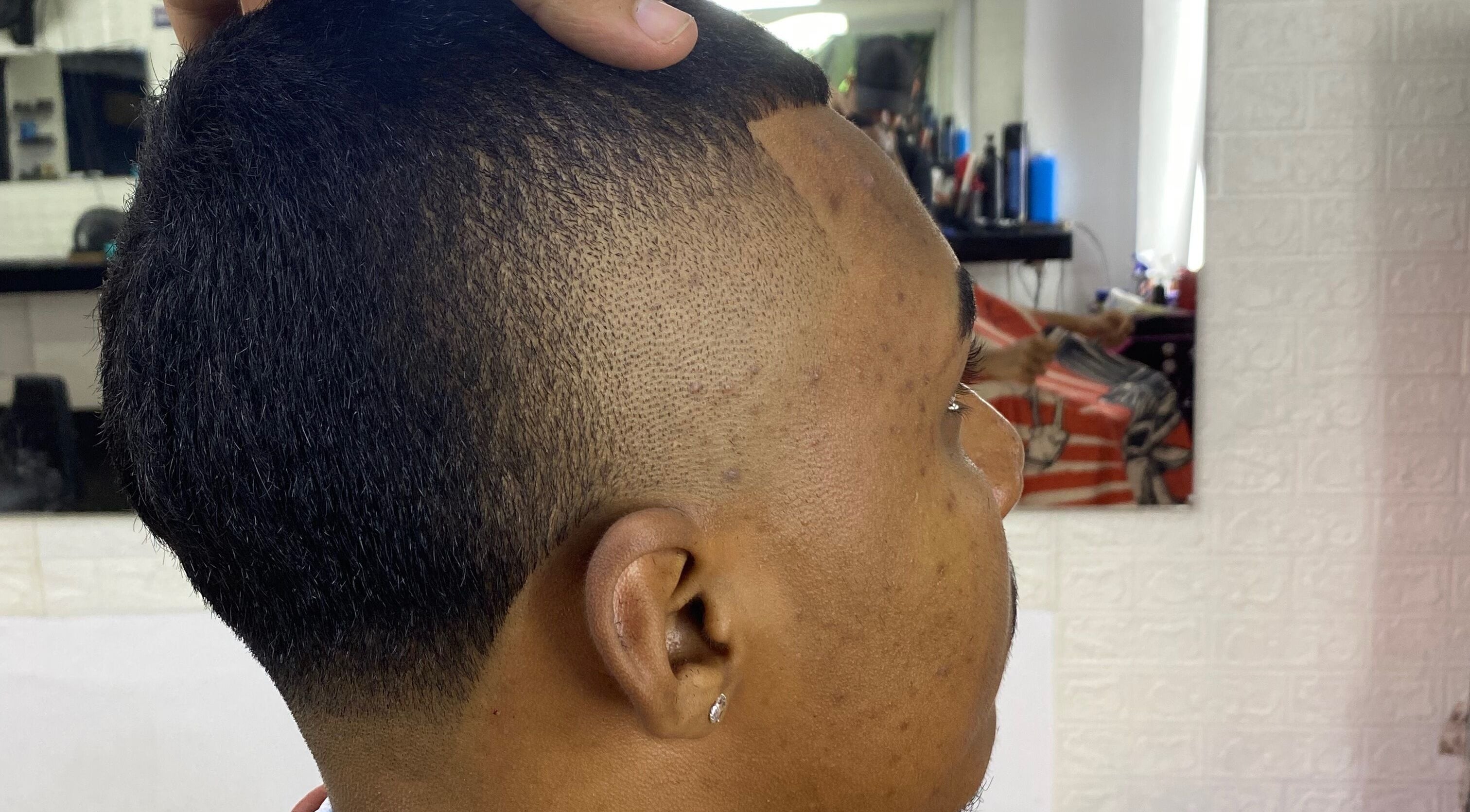 Corte de cabello en Alexander barber, Valle Del Cauca, CO. Destaca precisión y estilo profesional.
