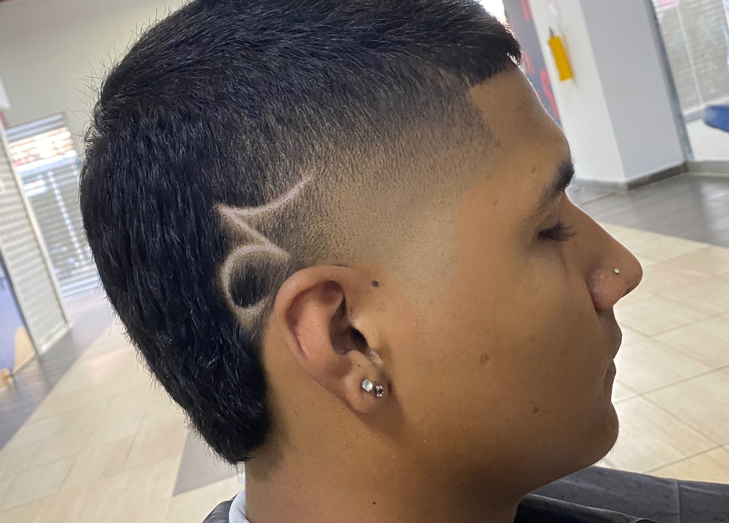 Corte de cabello creativo en Alexander barber, Valle Del Cauca, Valle Del Cauca, CO con diseño lateral moderno.