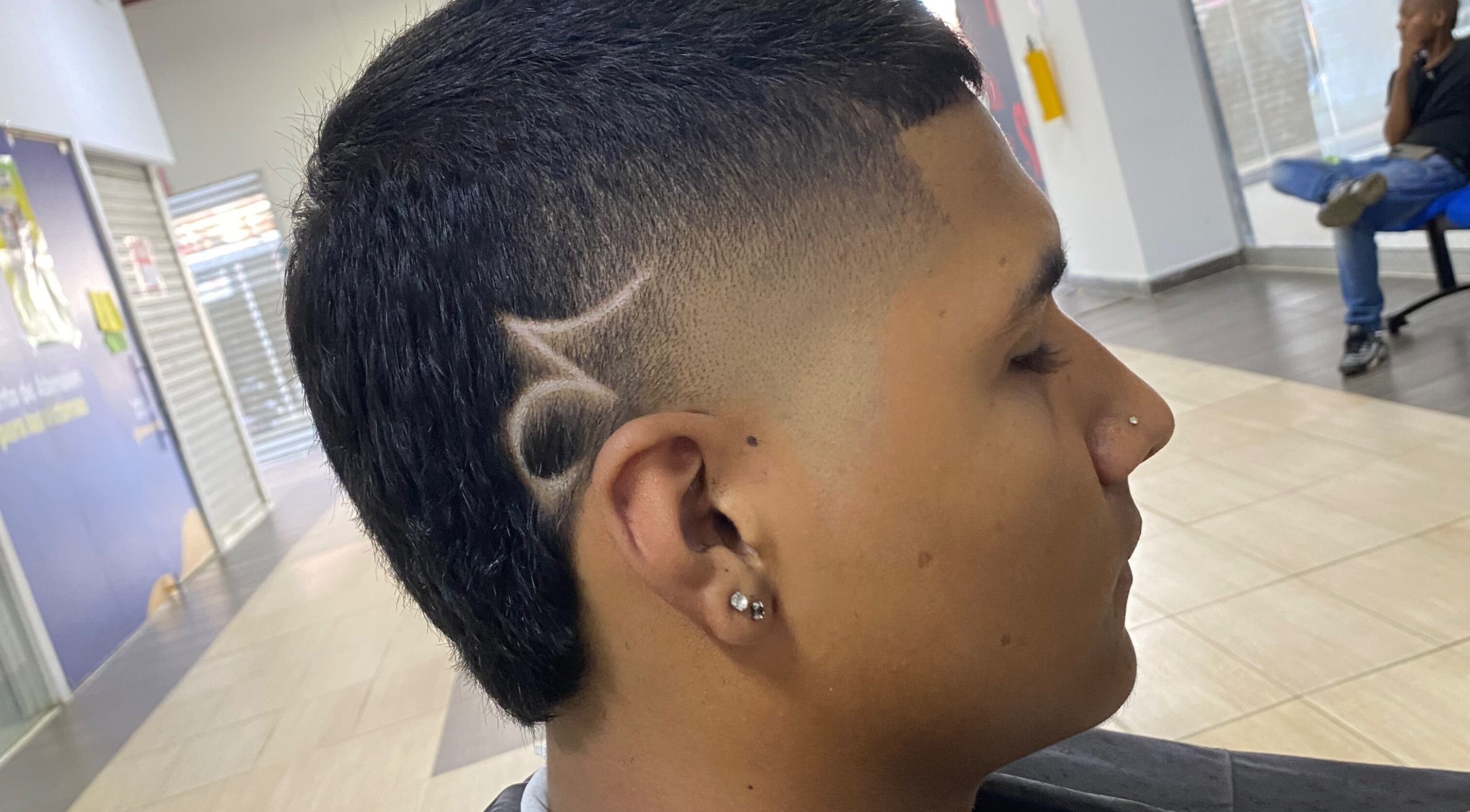 Corte de cabello creativo en Alexander barber, Valle Del Cauca, Valle Del Cauca, CO con diseño lateral moderno.