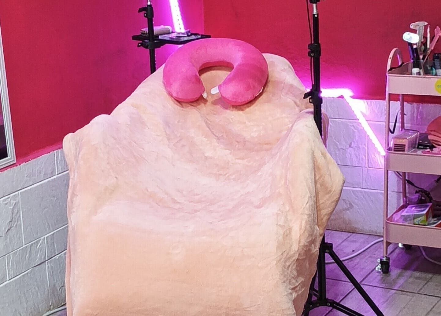 Silla de tratamiento en Studio ML, Montevideo, Departamento De Montevideo, UY, con decoración rosa acogedora.