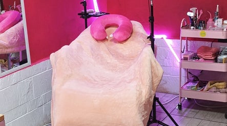 Silla de tratamiento en Studio ML, Montevideo, Departamento De Montevideo, UY, con decoración rosa acogedora.