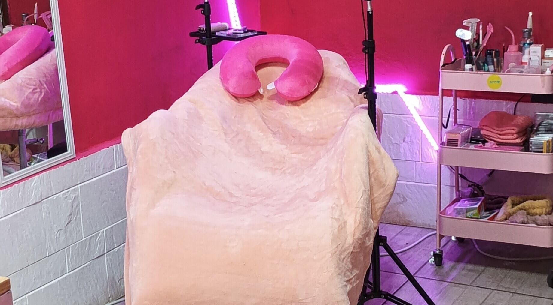 Silla de tratamiento en Studio ML, Montevideo, Departamento De Montevideo, UY, con decoración rosa acogedora.