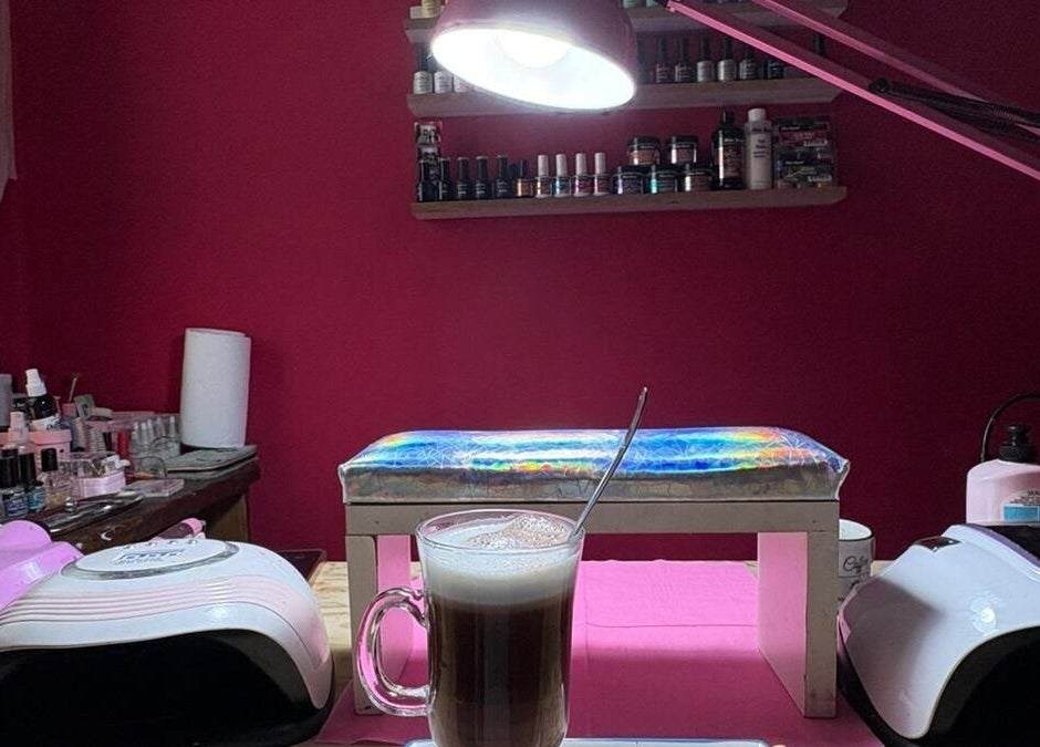Mesa de manicura con luz suave en Studio ML, Montevideo, Departamento De Montevideo, UY, ideal para belleza y relax.