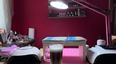 Mesa de manicura con luz suave en Studio ML, Montevideo, Departamento De Montevideo, UY, ideal para belleza y relax.