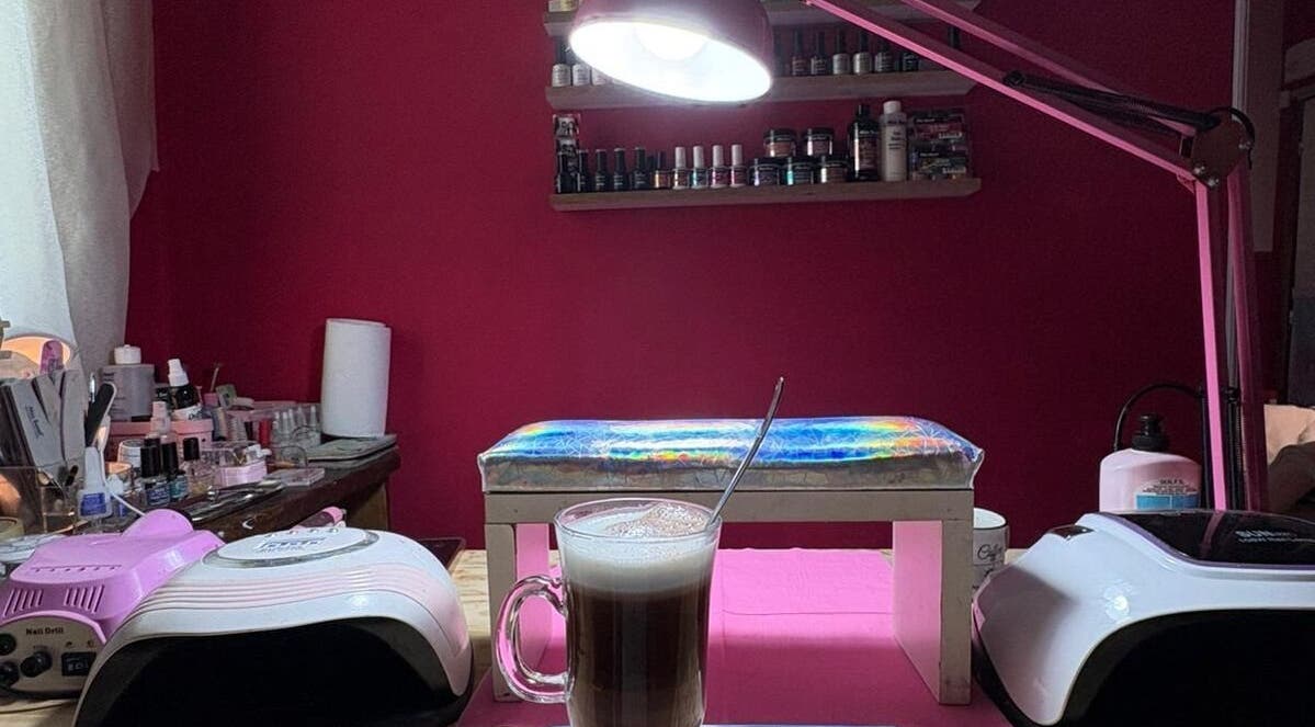 Mesa de manicura con luz suave en Studio ML, Montevideo, Departamento De Montevideo, UY, ideal para belleza y relax.