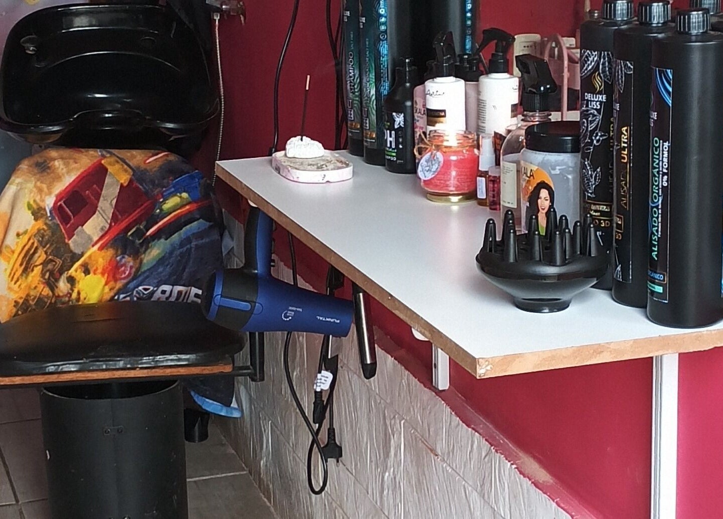 Área de lavado en Studio ML, Montevideo, Departamento De Montevideo, UY con productos de belleza.