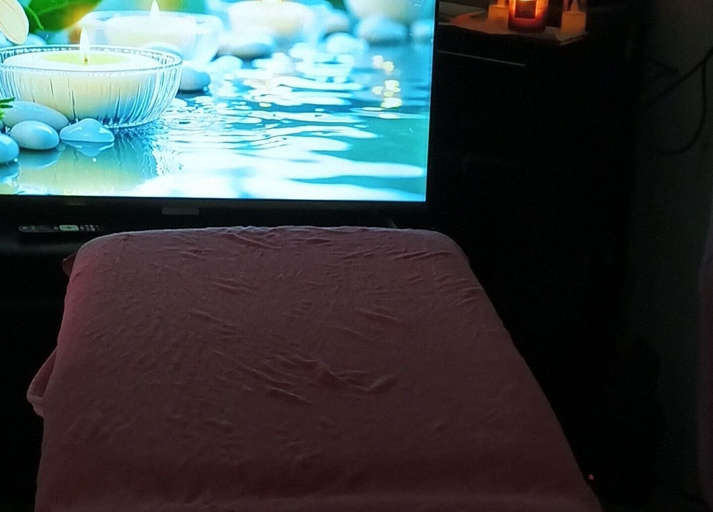 Espacio relajante en Studio ML, Montevideo, Departamento De Montevideo, UY, con velas y luces suaves.