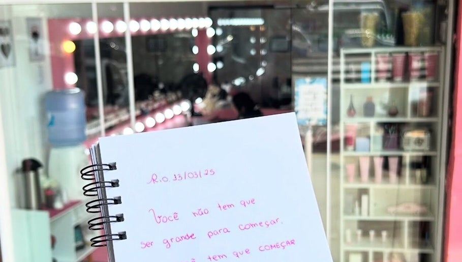 Espaço Jeniffer Mota, Rio De Janeiro. Nota inspiradora refletida no espelho ilumina ambiente de beleza.