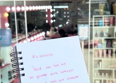 Espaço Jeniffer Mota, Rio De Janeiro. Nota inspiradora refletida no espelho ilumina ambiente de beleza.