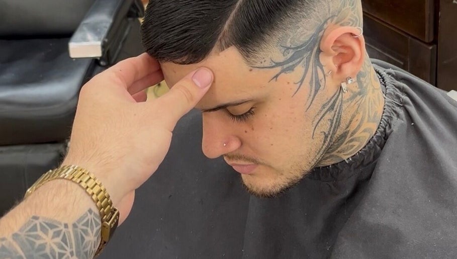 Estilista realiza un corte de pelo detallado en Veinticinco Studio, Montevideo, Departamento De Montevideo, UY.