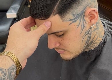 Estilista realiza un corte de pelo detallado en Veinticinco Studio, Montevideo, Departamento De Montevideo, UY.