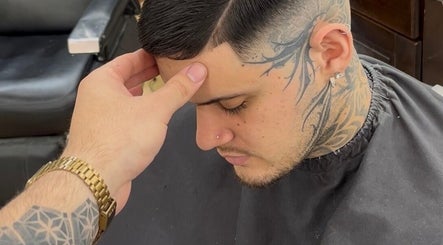 Estilista realiza un corte de pelo detallado en Veinticinco Studio, Montevideo, Departamento De Montevideo, UY.