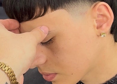 Corte de pelo moderno en Veinticinco Studio, Montevideo, Departamento De Montevideo, UY.