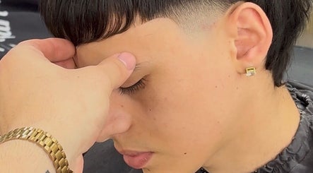 Corte de pelo moderno en Veinticinco Studio, Montevideo, Departamento De Montevideo, UY.