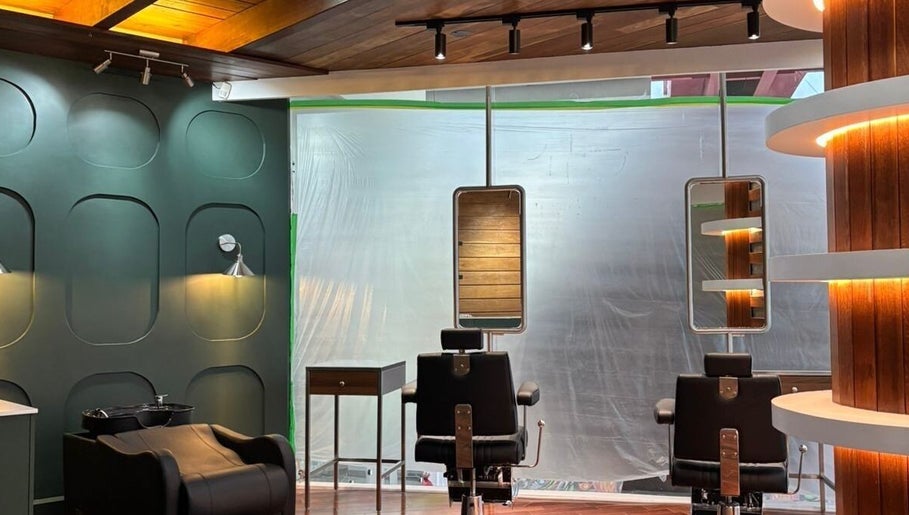 Interior moderno de Rowel Barber en Ciudad De Guatemala, Guatemala, GT con sillas y espejos elegantes.