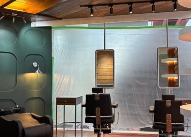 Interior moderno de Rowel Barber en Ciudad De Guatemala, Guatemala, GT con sillas y espejos elegantes.