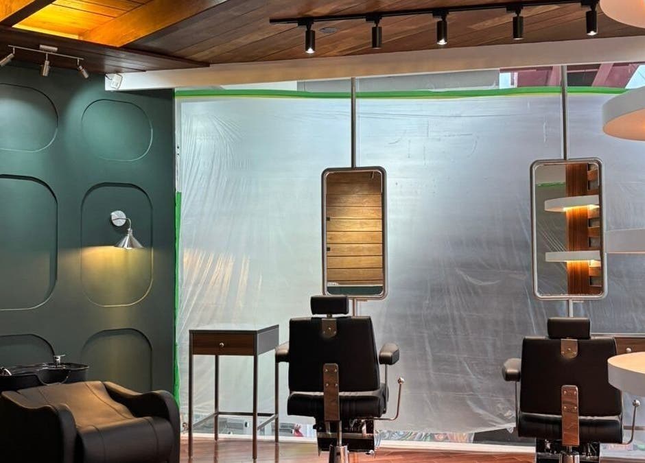 Interior moderno de Rowel Barber en Ciudad De Guatemala, Guatemala, GT con sillas y espejos elegantes.