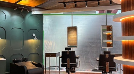 Interior moderno de Rowel Barber en Ciudad De Guatemala, Guatemala, GT con sillas y espejos elegantes.