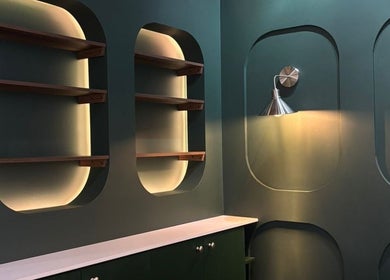 Interior moderno con estantes iluminados en Rowel Barber, Ciudad De Guatemala, Guatemala, GT.